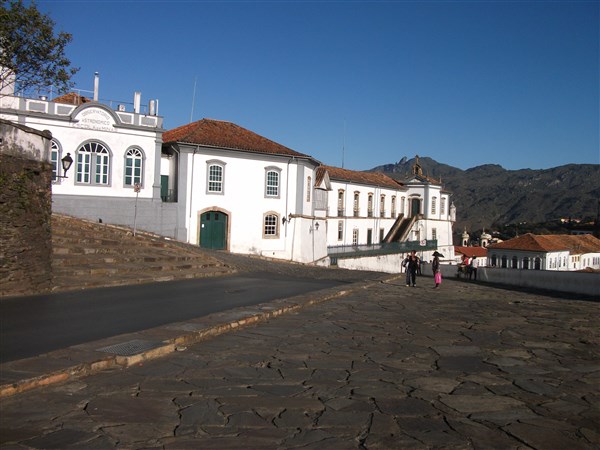 Vista da lateral do prédio da antiga Escola de Minas, no centro histórico de Ouro Preto