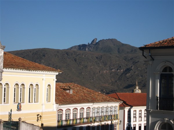 Vista do Pico do Itacolomi, a partir do centro histórico de Ouro Preto